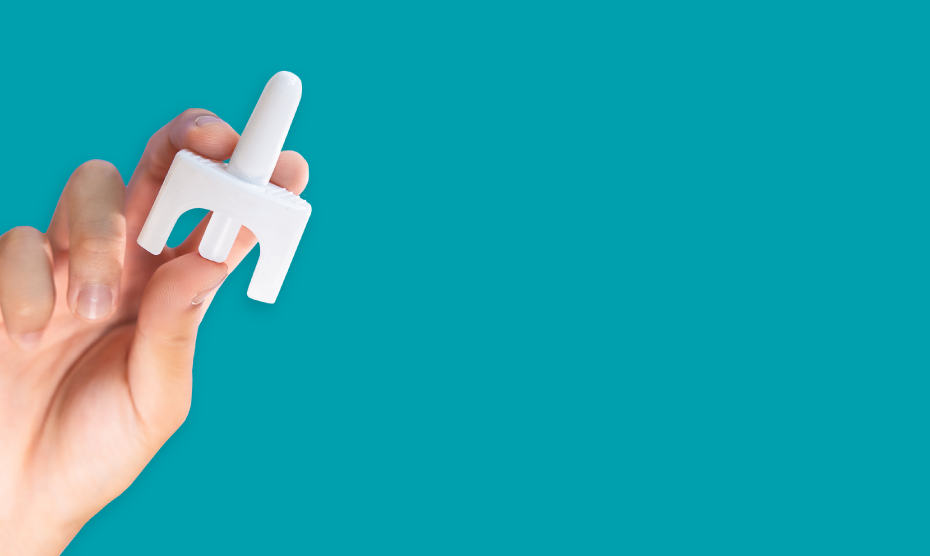 Image of a nasal spray device that contains naoloxine